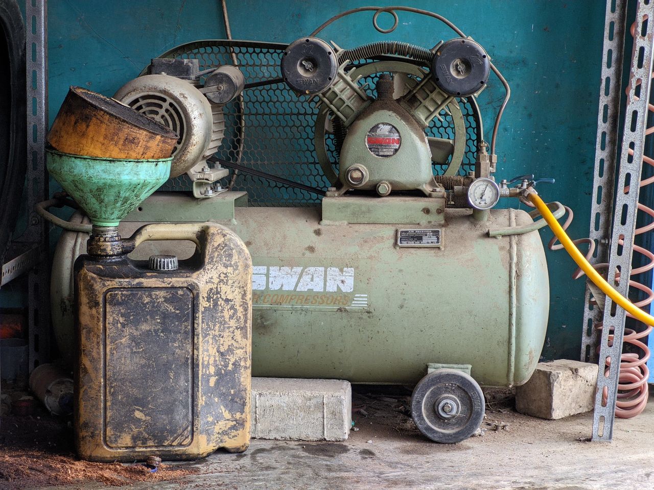 Air compressor suitable for different workshop tasks